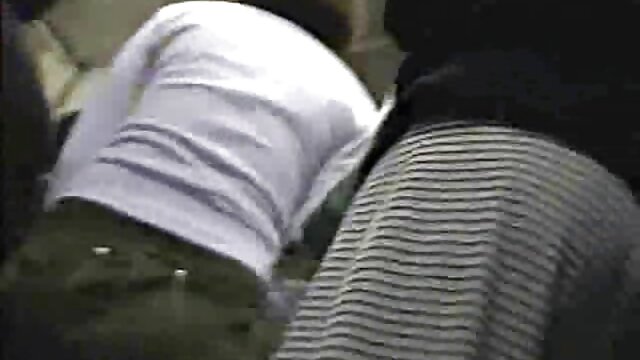 एक युवा अंग्रेज डॉगीस्टाइल को खड़ा मूवी सेक्सी बीएफ करता है और कैमरे पर उसकी तंग गांड को प्रदर्शित करता है