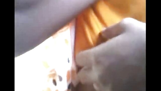 सींग का बना परिपक्व पोर्नस्टार उसकी हिंदी मूवी एचडी सेक्सी वीडियो पैंटी को एक तरफ खींचता है और खुद को उँगलियों पर करता है