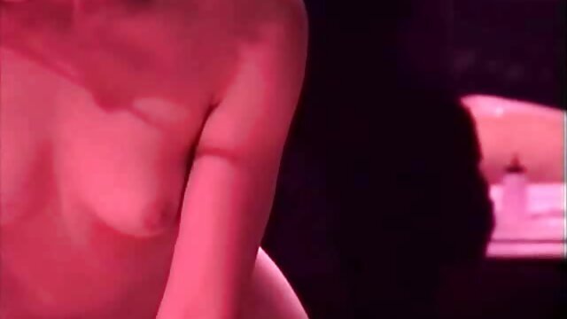 युवा सुंदरता सेक्सी हिंदी मूवी फिल्म वीडियो रसोई में कामुकता से अपनी उंगलियों से उसकी चूत को सहलाती है
